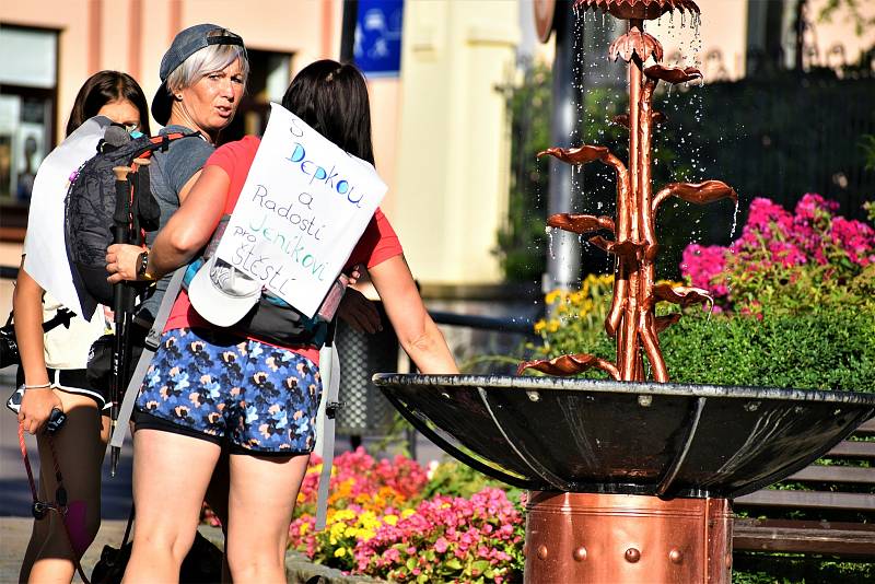 Michaela a Veronika míří pěšky z Ústí nad Orlicí do malé obce na Náchodsku. Sto kilometrů chtějí zdolat za 20 hodin.