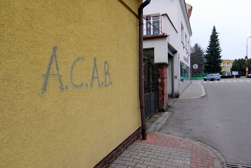 Na několika budovách v Ústí nad Orlicí někdo nasprejoval nacistické symboly.