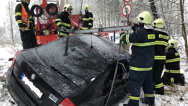 Hasiči pomohli autu z příkopu