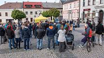 Nejsme slepí. S tímto mottem se na Starém náměstí v České Třebové sešlo okolo stovky lidí lidí na demonstraci za nezávislost justice.