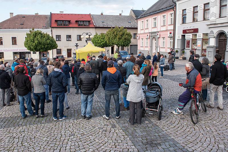 Nejsme slepí. S tímto mottem se na Starém náměstí v České Třebové sešlo okolo stovky lidí lidí na demonstraci za nezávislost justice.