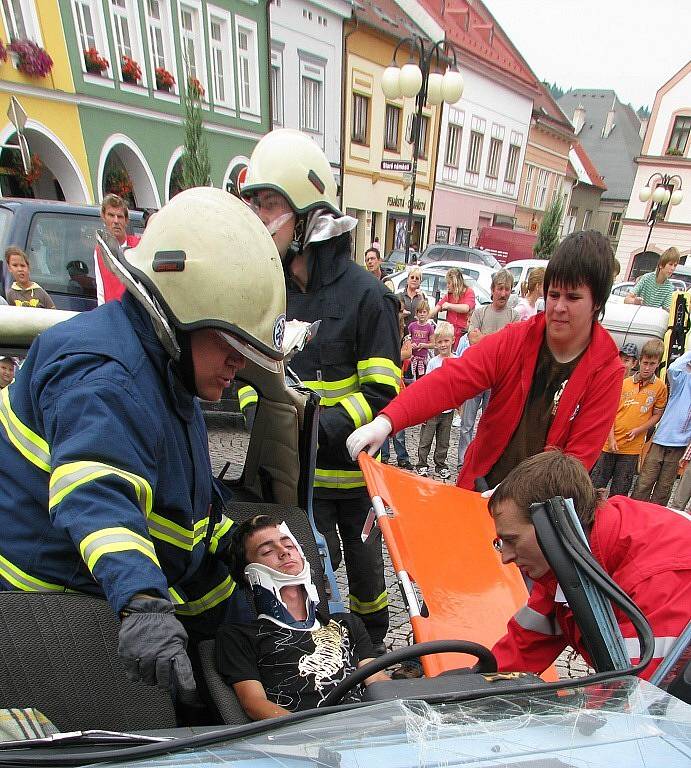 Červený kříž na českotřebovském náměstí.