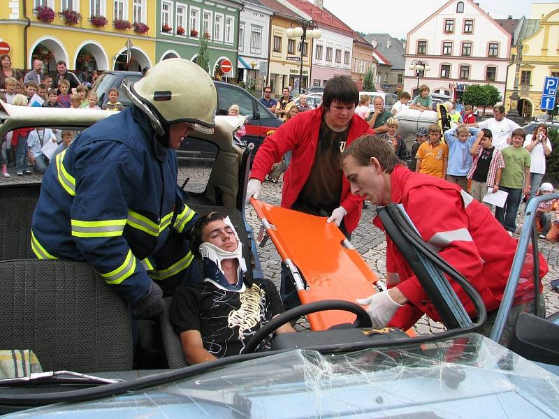 Červený kříž na českotřebovském náměstí.