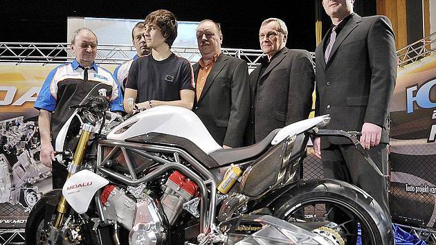 U prezentace nového motocyklu nemohli chybět její otcové: zleva stojí Pavel Petráček, Zdeněk Špindler, Karel Abraham, Miroslav FelgrOldřich Kreuz a Stanislav Hanuš.