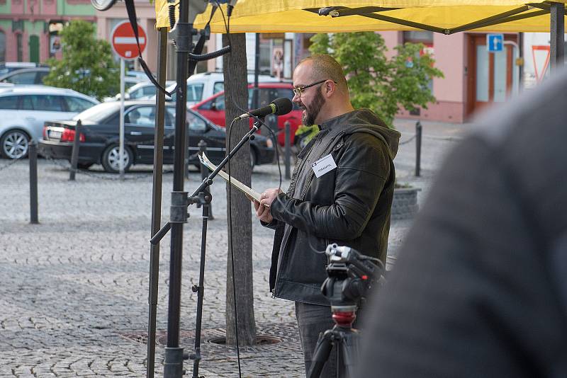 Nejsme slepí. S tímto mottem se na Starém náměstí v České Třebové sešlo okolo stovky lidí lidí na demonstraci za nezávislost justice.