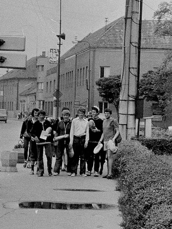 Na posledním snímku jsou táborníci zachyceni při návratu z nákupu potravin v Dunajské Stredě. 