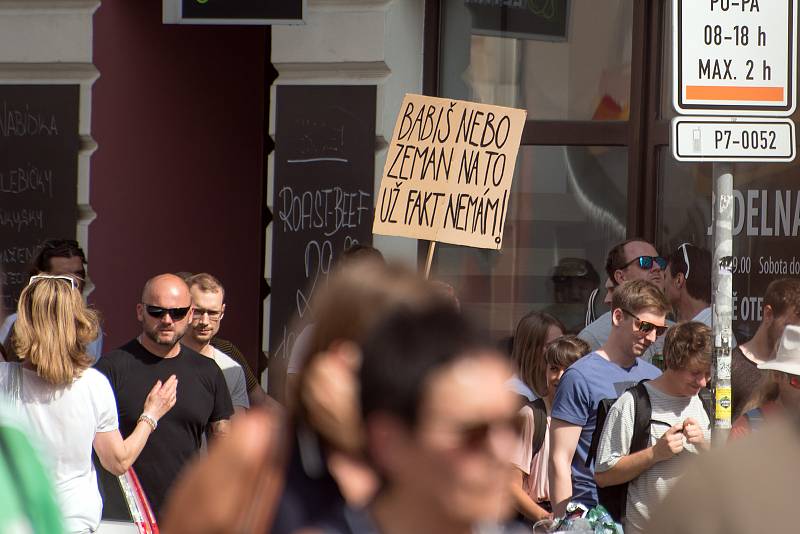 Na největší demonstraci od roku 1989 v Praze na Letné se sešly stovky tisíc lidí.