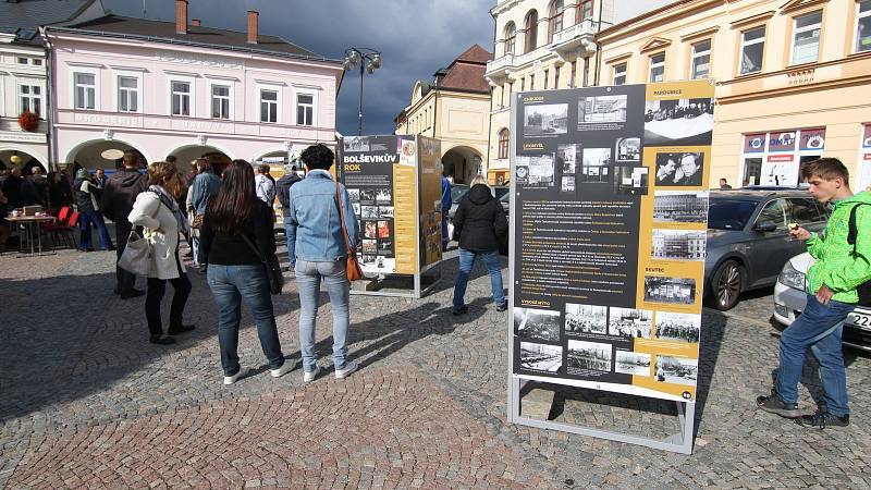 Ještě týden, do příští středy, bude na ústeckém Mírovém náměstí k vidění putovní výstava zvaná Než přišla svoboda. Výstava ukazuje situace před rokem 1989 a změny, ke kterým mohlo díky sametové revoluci dojít. Výstavu zahájil náměstek hejtmana Roman Línek