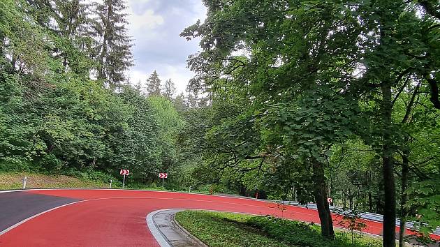 Silničáři dokončili opravu silnice Červená Voda - Suchý vrch.