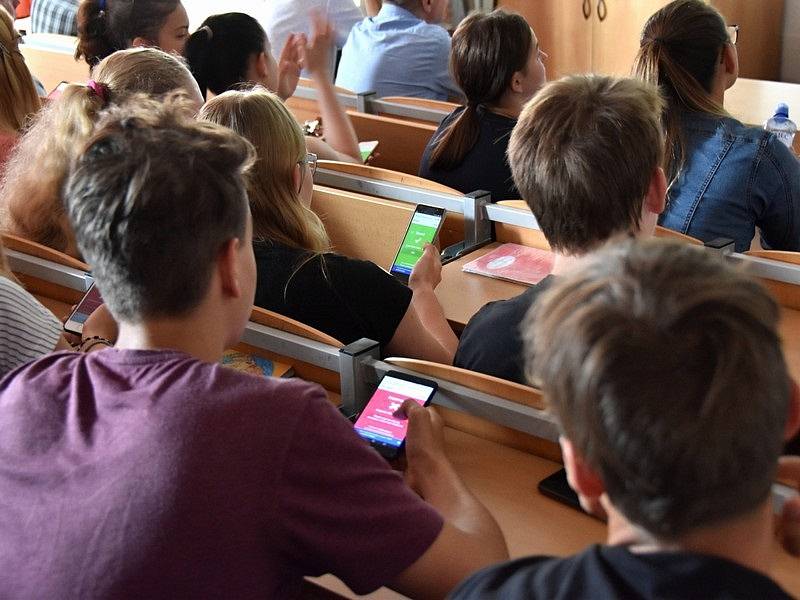 Studenti obchodní akademie s odborníkem prolétli světem financí