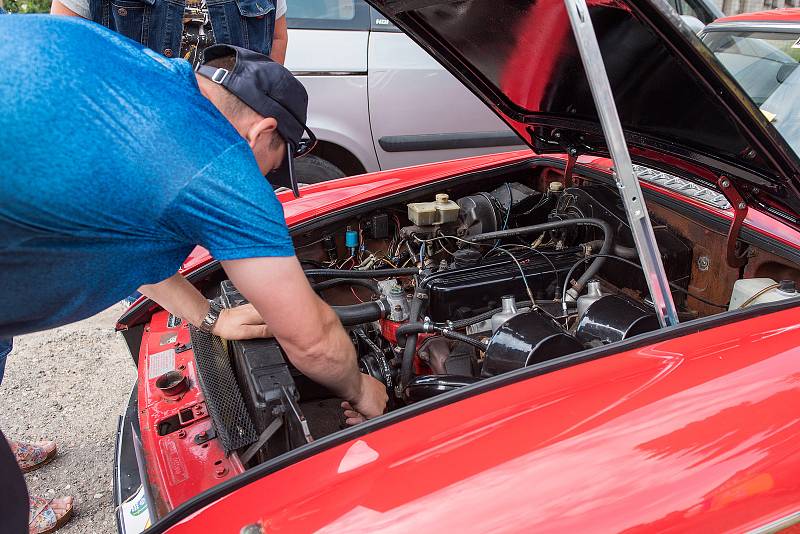 Veteran Car Club Červená Voda pořádal sraz historických vozidel.