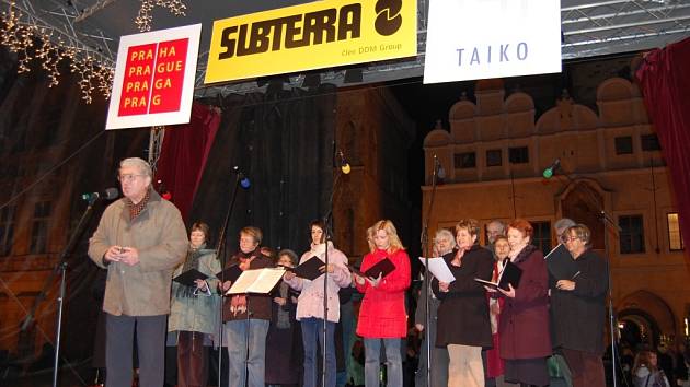 Zpěváci pěveckého sboru Žerotín při svém úspěšném pražském účinkování.