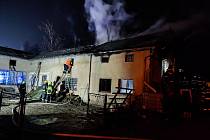 V Chocni hořela ubytovna. Z domu uteklo 17 lidí