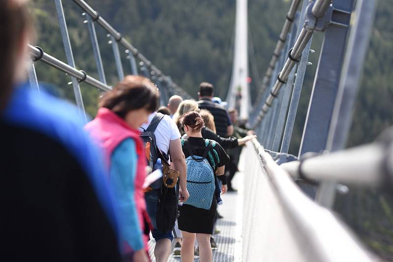 Na nejdelší visutý most na světě Sky Bridge 721 na Dolní Moravě vstoupili v pátek třináctého první stovky turistů.