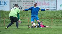 Česká Třebová porazila Moravany (v modrém) vysoko 4:0.