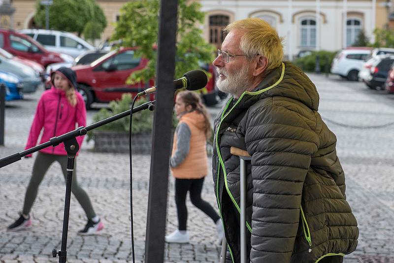 Nejsme slepí. S tímto mottem se na Starém náměstí v České Třebové sešlo okolo stovky lidí lidí na demonstraci za nezávislost justice.