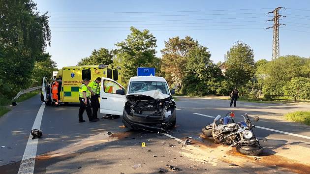 V úterý před půl šestou odpolední došlo na silnici číslo I/14 ke středu nákladního vozidla značky Volkswagen Caddy a motocyklu Yahama.