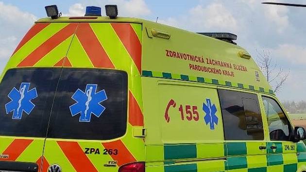 Záchranka převážela zraněného muže do Fakultní nemocnice v Brně. Snímek je ilustrační.