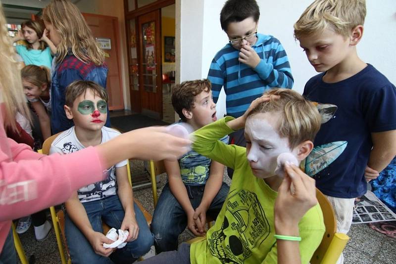 Na ZŠ Bratří Čapků v Ústí nad Orlicí se ve středu konalo zábavné odpoledne v halloweenské tematic