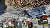 Památka zesnulých letos připadá na středu 2. listopadu, ale policie zvyšší hlídkovou činnost už na prodloužený víkend. Snímky jsou ze hřbitovů ve Skutči, Vysokém Mýtě a Knířově.