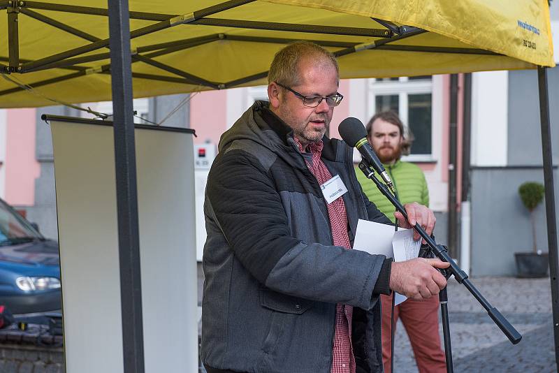 Nejsme slepí. S tímto mottem se na Starém náměstí v České Třebové sešlo okolo stovky lidí lidí na demonstraci za nezávislost justice.