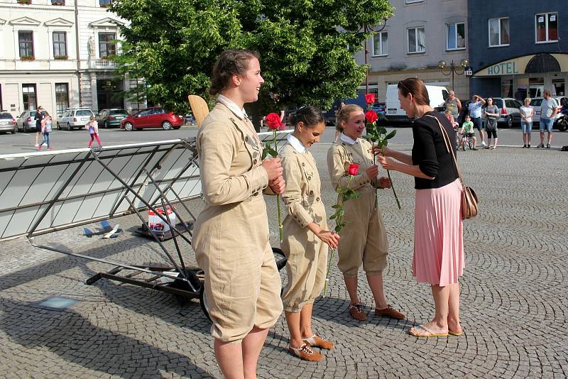 V rámci choceňského Skorofestivalu se na náměstí představily Letkyně ze souboru Holektiv.