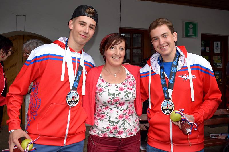 Zlato a stříbro dovezla hokejbalová reprezentace U20 a U18 z Kanady. V týmech byli i čtyři hráči Letohradu, z toho dva z Jablonného: mistr světa do 20 let a nejlepší brankář šampionátu Michal Novák a vicemistr světa do 18 let, útočník Filip Faltus.