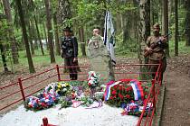 Tradiční setkání občanů u hrobu Saši Bogdanova v lese u Srubů na Choceňsku.