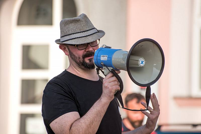 Při demonstraci v České Třebové zavoněl štrúdl