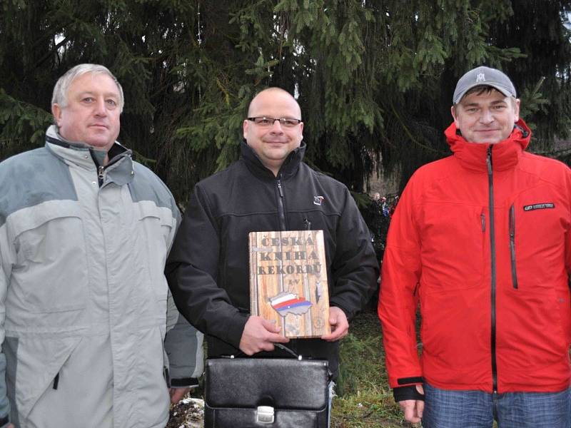 Na fotografii zleva starosta obce Teodor Šmok, komisař agentury Tomáš Hrábek a Bohuslav Matouš