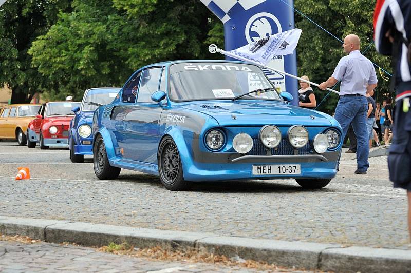 Sraz vozů Škoda 110R Coupé ve Vysokém Mýtě.