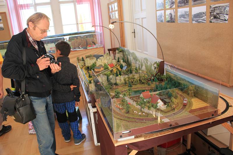 Choceňský zámek ovládla železnice.