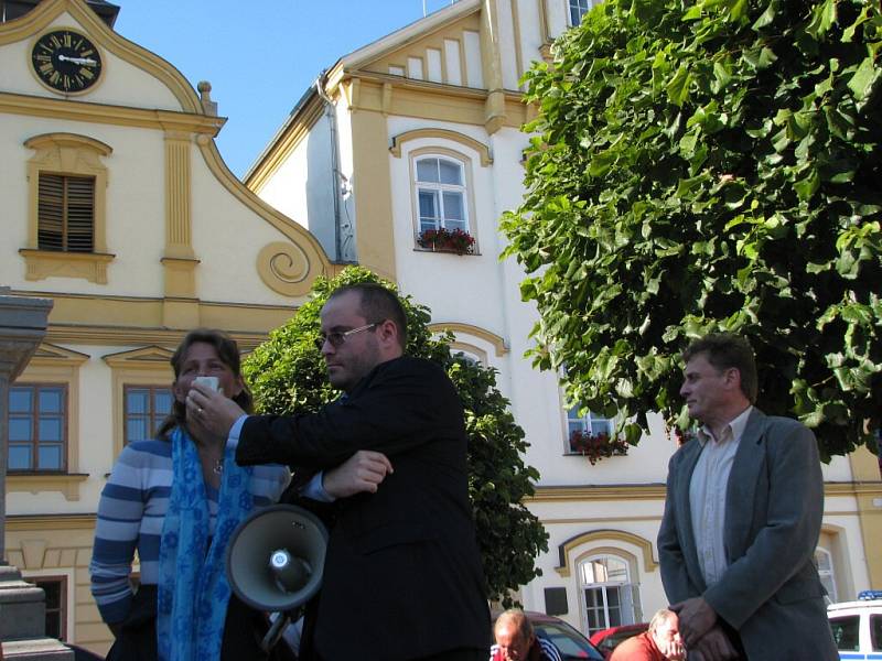 Odpůrci přestavby domu u rotundy uspořádali veřejné setkání a společně se zúčastnili jednání zastupitelů.