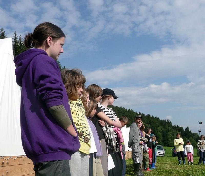 V Dlouhé Třebové pod lesem i letos vyrostl tábor pražského domu dětí a mládeže. Obývá ho asi čtyřicítka dětí s instruktory.