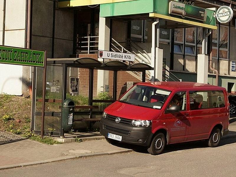 Zrušená autobusová zastávka na Křibu.