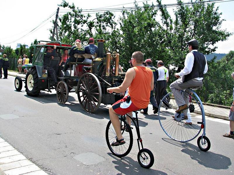 Slavnostní průvod hasičů obcí, položení věnce u památníku padlých a odpoledne ve sportovním areálu s bohatým programem připomněly v sobotu 720 let od první písemné zmínky o obci a 130 let místního dobrovolného hasičského sboru.