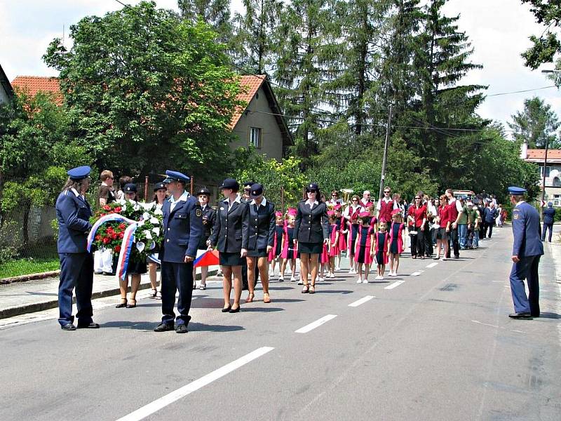 Slavnostní průvod hasičů obcí, položení věnce u památníku padlých a odpoledne ve sportovním areálu s bohatým programem připomněly v sobotu 720 let od první písemné zmínky o obci a 130 let místního dobrovolného hasičského sboru.