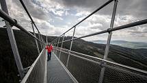 Nejdelší visutý most pro pěší na světě Sky Bridge 721, 9. května 2022, Dolní Morava, Orlickoústecko. Ve výšce 95 metrů překonává údolí Mlýnského potoka z horského hřebene Slamník na hřeben Chlum.