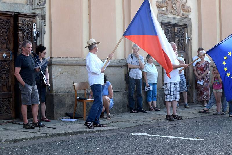 V Letohradě se demonstrovalo před kostelem