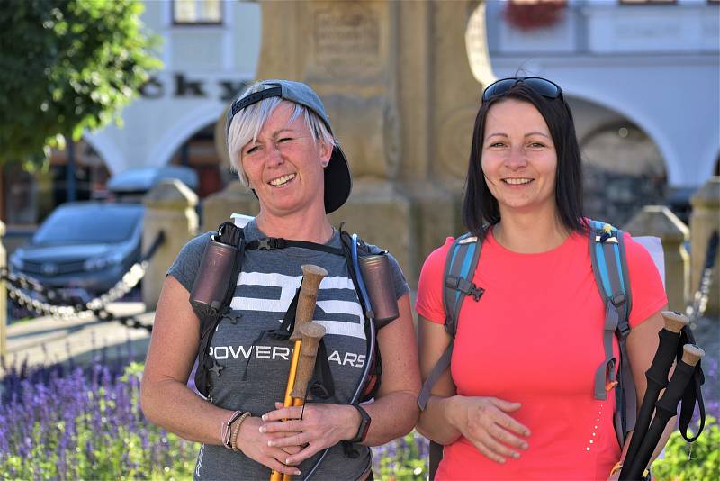 Michaela a Veronika míří pěšky z Ústí nad Orlicí do malé obce na Náchodsku. Sto kilometrů chtějí zdolat za 20 hodin.