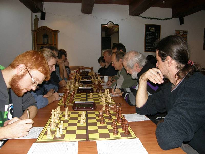 O výsledku důležitého utkání pro ústecké céčko do značné míry rozhodla výhra Víta Kapouna (vlevo) na první šachovnici.