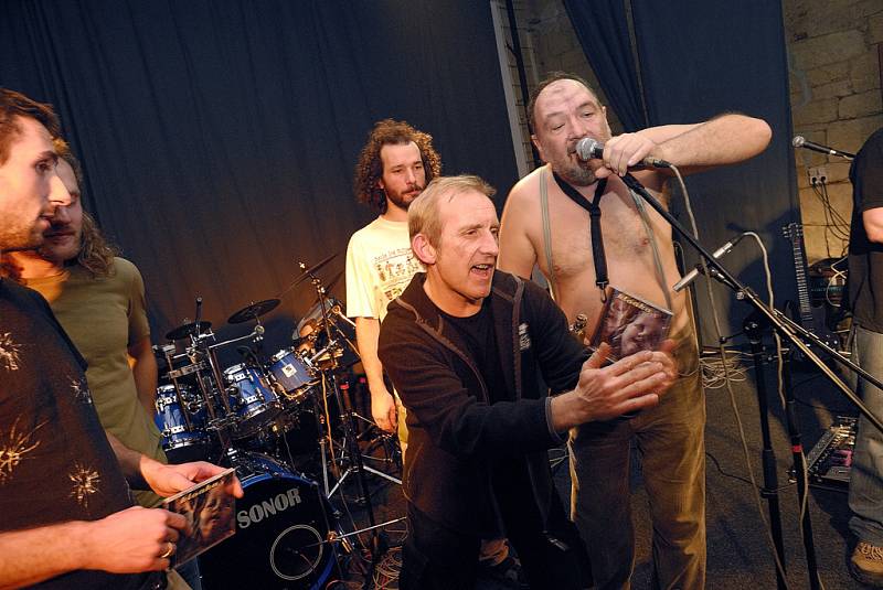 KLOAKA, českotřebovská hudební formace, po bezmála dvaceti letech své existence pokřtila své oficiální CD Z popela vstalí. 