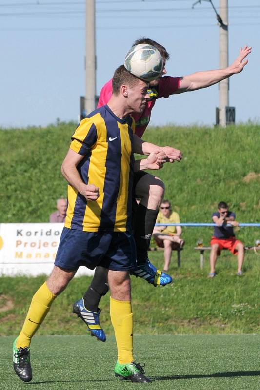 Třebovští fotbalisté (ve fialovém) porazili svitavskou rezervu 3:1.