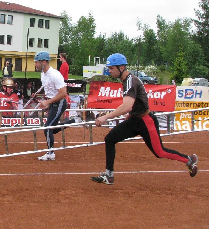 Výstup na cvičnou věž pomocí hákového žebříku – se včera již po osmnácté konala v areálu HZS v Ústí nad Orlicí–Hylvátech.