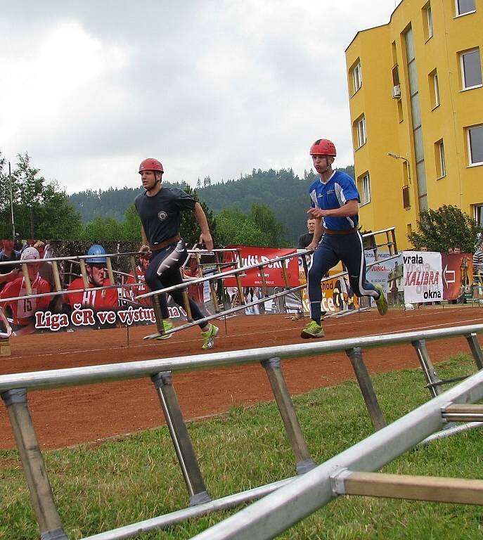 Výstup na cvičnou věž pomocí hákového žebříku – se včera již po osmnácté konala v areálu HZS v Ústí nad Orlicí–Hylvátech.