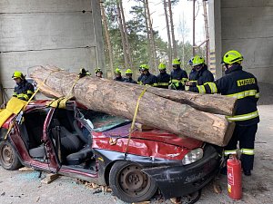 V Budislavi se setkali profesionální hasiči ze Svitav i Ústí nad Orlicí a hned pro ně bylo připraveno několik stanovišť. První stanoviště simulovalo situaci zavalení osoby stromem a druhé stanoviště simulovalo pád stromu na osobní vozidlo.