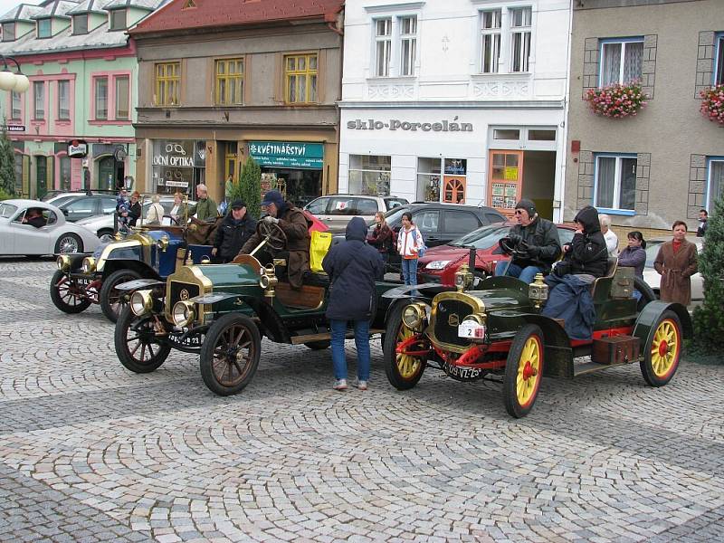 Součástí ÚSTECKÉHO AUTOSALONU se stala i páteční zastávka účastníků první etapy jízdy Trofeo Nike Bohemia 2008 na ústeckém náměstí. Automobily startovaly za Žamberku, z Ústí pokračovaly do České Třebové , Moravské Třebové a Litomyšle.