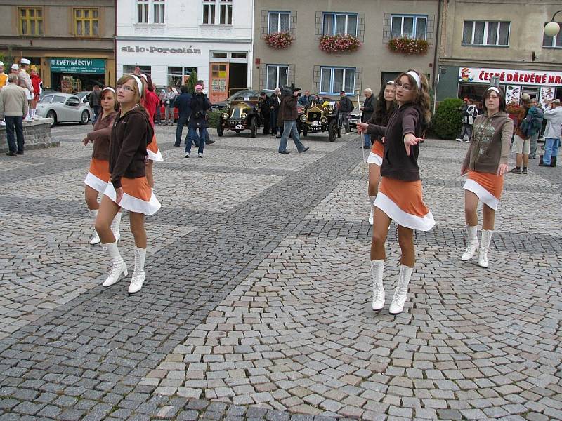 Součástí ÚSTECKÉHO AUTOSALONU se stala i páteční zastávka účastníků první etapy jízdy Trofeo Nike Bohemia 2008 na ústeckém náměstí. Automobily startovaly za Žamberku, z Ústí pokračovaly do České Třebové , Moravské Třebové a Litomyšle.