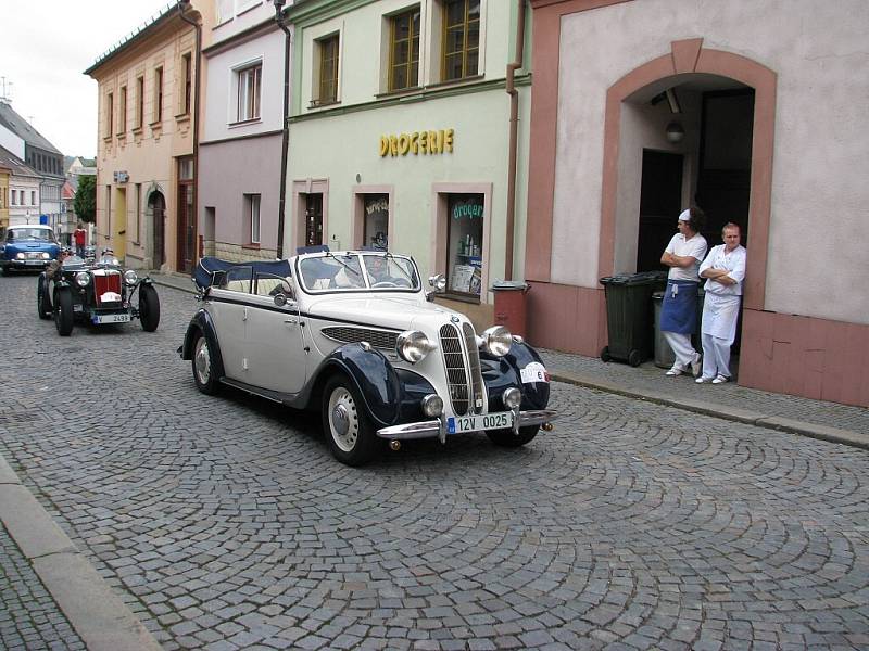 Součástí ÚSTECKÉHO AUTOSALONU se stala i páteční zastávka účastníků první etapy jízdy Trofeo Nike Bohemia 2008 na ústeckém náměstí. Automobily startovaly za Žamberku, z Ústí pokračovaly do České Třebové , Moravské Třebové a Litomyšle.