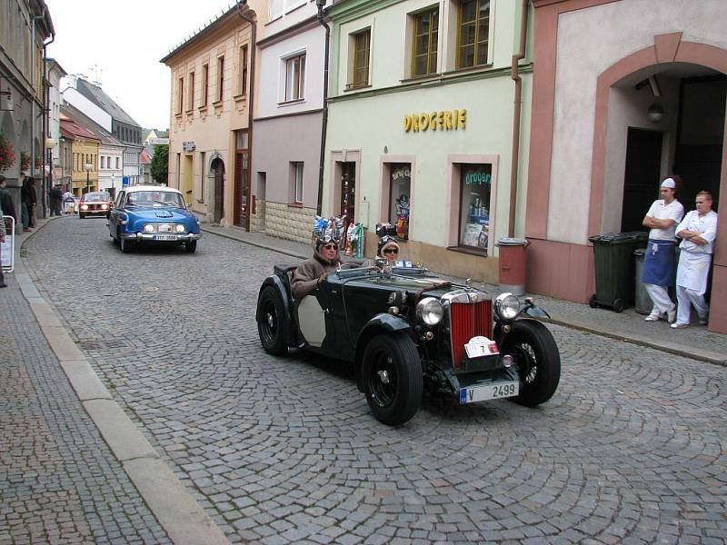 Součástí ÚSTECKÉHO AUTOSALONU se stala i páteční zastávka účastníků první etapy jízdy Trofeo Nike Bohemia 2008 na ústeckém náměstí. Automobily startovaly za Žamberku, z Ústí pokračovaly do České Třebové , Moravské Třebové a Litomyšle.